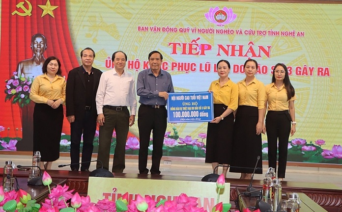 Hội Người cao tuổi Việt Nam tặng quà người có công và ủng hộ đồng bào vùng lũ tại Nghệ An